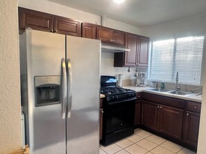 Réfrigérateur, four, plaque de cuisson, cafetière/bouilloire