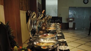 Un bufé con diversos alimentos y utensilios.