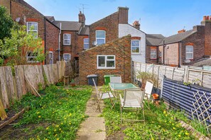 Outdoor dining - Fantastic 5 Bedroom House (Luton)