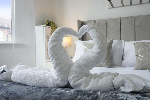 5 bedrooms, iron/ironing board, WiFi, bed sheets - Fantastic 5 Bedroom House (Luton)