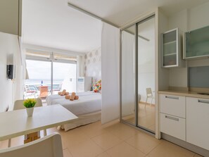 1 chambre, fer et planche Ă repasser, Wi-Fi gratuit, draps fournis