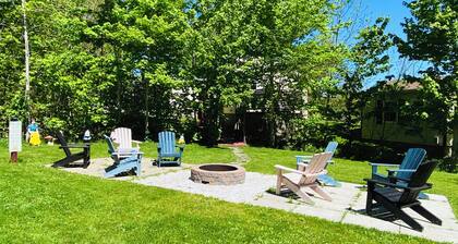 HideOut in The Highlands
15min from Skyline Trail
Walking distance from Sunsets
