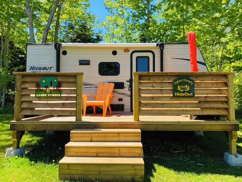 HideOut in The Highlands 
15min from Skyline Trail
Walking distance from Sunsets