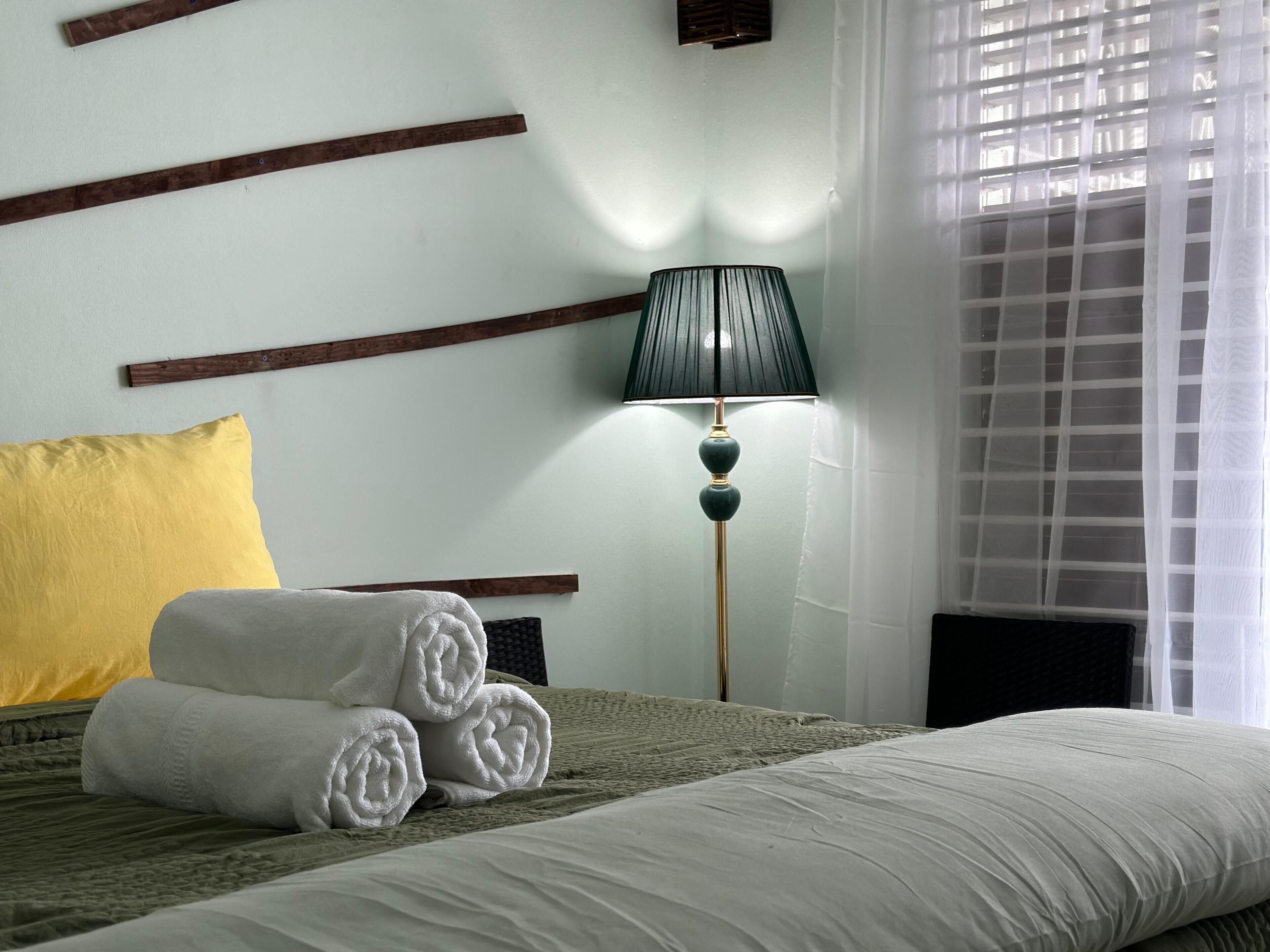 1 dormitorio, tabla de planchar con plancha, wifi y ropa de cama