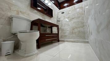 Toallas, jabón, shampoo, papel de baño