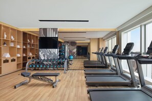 A modern gym with treadmills, dumbbells, and weight machines. - Fairfield By Marriott Shenzhen Bao'an (Shenzhen)