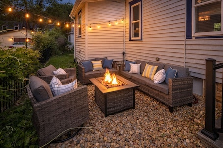 Property grounds. 4 mins to Notre Dame! Game Room, Grill, Fire Pit! Family-Sized Historic Home