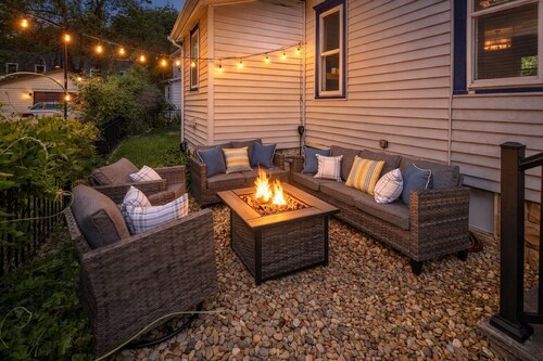 4 mins to Notre Dame! Game Room, Grill, Fire Pit! Family-Sized Historic Home