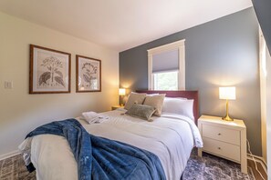 5 Schlafzimmer, Schreibtisch, Bügeleisen/Bügelbrett, kostenloses WLAN