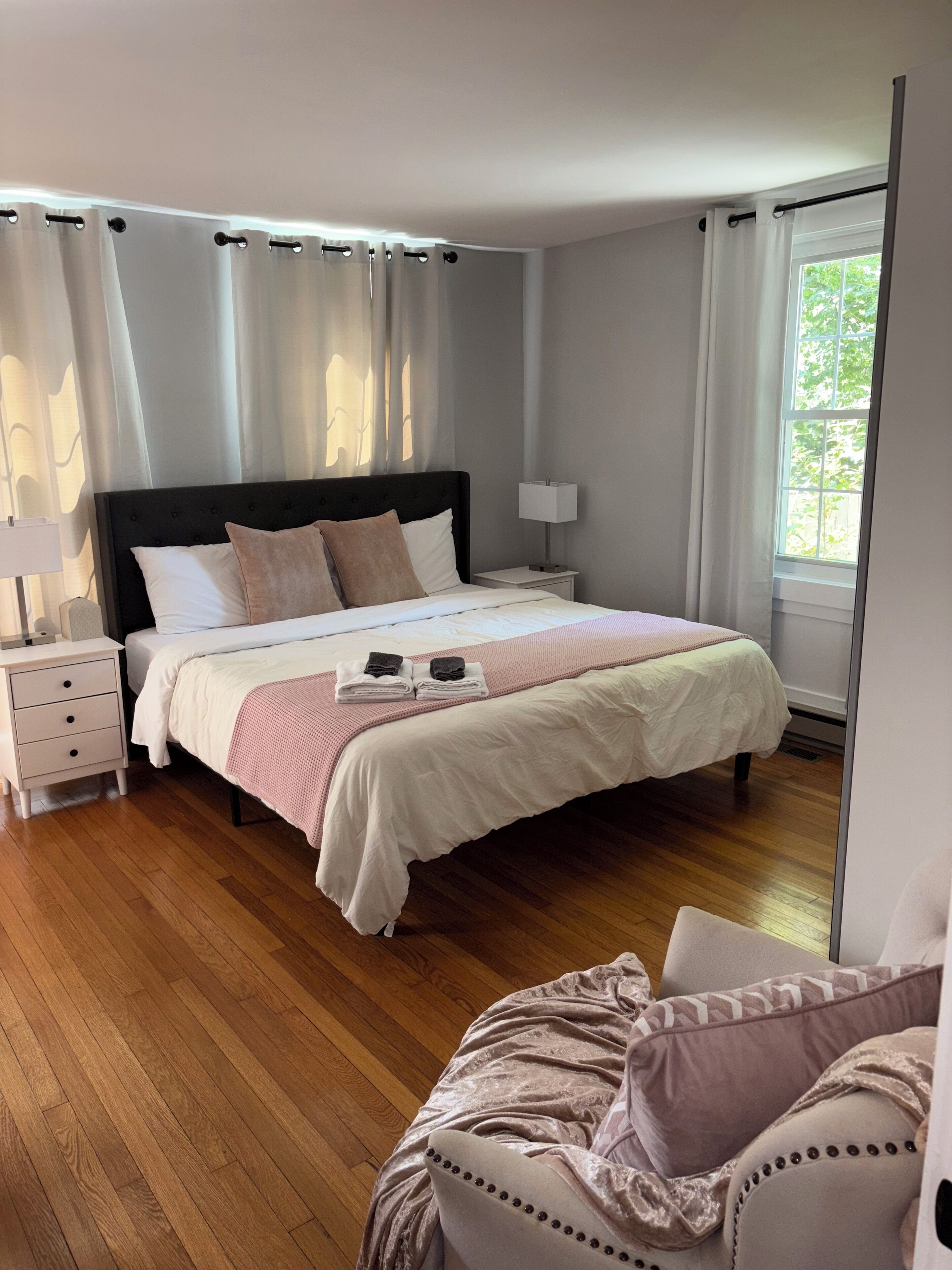 5 dormitorios, escritorio, tabla de planchar con plancha y cuna de viaje