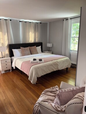 5 bedrooms, desk, iron/ironing board, travel crib - Easton View Retreat (Middletown)