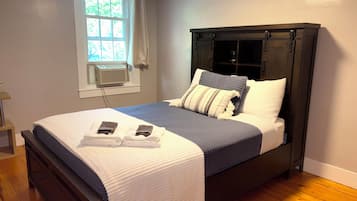 5 quartos, escrivaninha, ferros/tábuas de passar roupa, berço de viagem