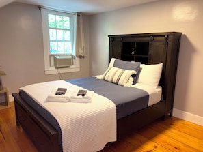 5 Schlafzimmer, Schreibtisch, Bügeleisen/Bügelbrett, Reisekinderbett