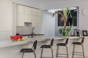 Geladeira, fogão, cooktop, cafeteira/chaleira