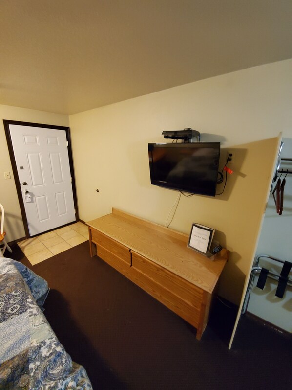 1 bedroom, WiFi, bed sheets - Deschutes Motel - Rattlesnake - King Suite w/ 1 King Bed (Maupin)
