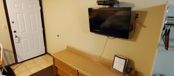 Deschutes Motel - Rattlesnake - King Suite w/ 1 King Bed