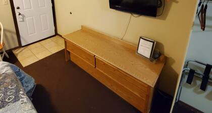 Deschutes Motel - Rattlesnake - King Suite w/ 1 King Bed