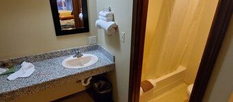 Deschutes Motel - Rattlesnake - King Suite w/ 1 King Bed