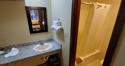 Deschutes Motel - Rattlesnake - King Suite w/ 1 King Bed