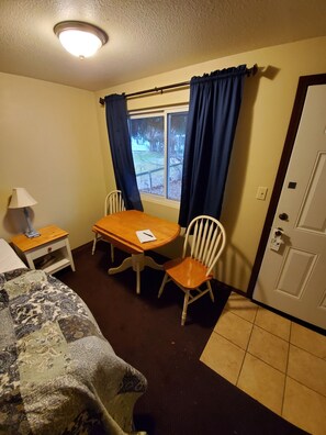 1 bedroom, WiFi, bed sheets - Deschutes Motel - Rattlesnake - King Suite w/ 1 King Bed (Maupin)