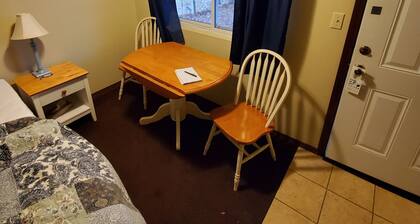 Deschutes Motel - Rattlesnake - King Suite w/ 1 King Bed