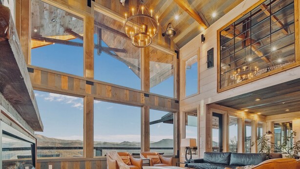 Un intérieur spacieux avec de hauts plafonds, de grandes fenêtres et un mobilier moderne.