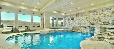 Piscina coperta, una piscina riscaldata