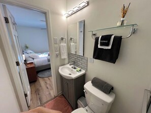 Ducha, secador de pelo, toallas y jabón