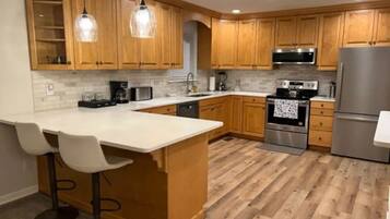 Réfrigérateur, four à micro-ondes, un four, surface de cuisson