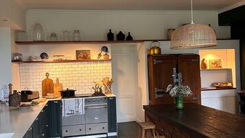 Een koelkast, een magnetron, een oven, een kookplaat