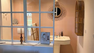 7 habitaciones, tabla de planchar con plancha, wifi y ropa de cama