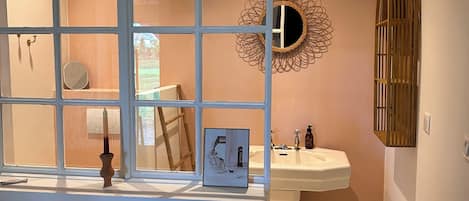 7 habitaciones, tabla de planchar con plancha, wifi y ropa de cama