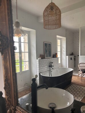 Hair dryer, towels, soap, toilet paper - Maison de Charme Pour Événements Familiaux ou Professionnels Domaine Le Pinquat (La Lande-de-Fronsac)