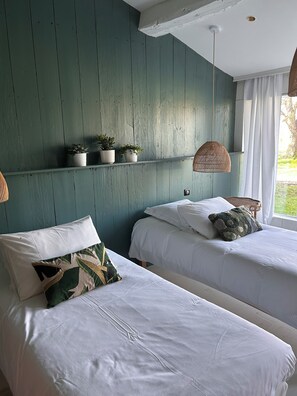 7 bedrooms, iron/ironing board, WiFi, bed sheets - Maison de Charme Pour Événements Familiaux ou Professionnels Domaine Le Pinquat (La Lande-de-Fronsac)