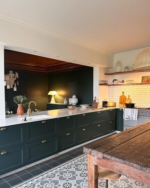 Fridge, microwave, oven, stovetop - Maison de Charme Pour Événements Familiaux ou Professionnels Domaine Le Pinquat (La Lande-de-Fronsac)