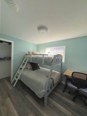 2 bedrooms, iron/ironing board, free WiFi, bed sheets