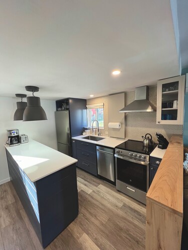 Little Blue on Second St! Cozy & close to the beach, pub, bar, and downtown!