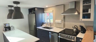 Little Blue on Second St! Cozy & close to the beach, pub, bar, and downtown!