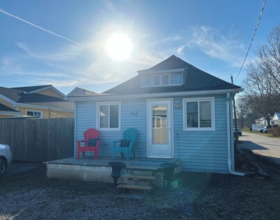 Little Blue on Second St! Cozy & close to the beach, pub, bar, and downtown!