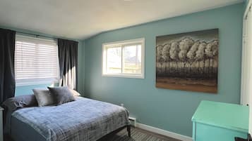 2 bedrooms, iron/ironing board, free WiFi, bed sheets