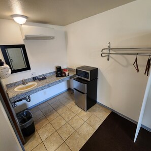 Fridge, microwave, coffee/tea maker - Deschutes Motel - Oak Springs - Queen Suite w/ 1 Queen Bed (Maupin)