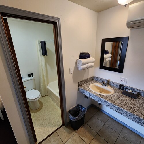Deschutes Motel - Oak Springs - Queen Suite w/ 1 Queen Bed