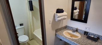 Deschutes Motel - Oak Springs - Queen Suite w/ 1 Queen Bed