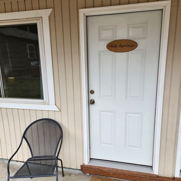 Exterior detail - Deschutes Motel - Oak Springs - Queen Suite w/ 1 Queen Bed (Maupin)