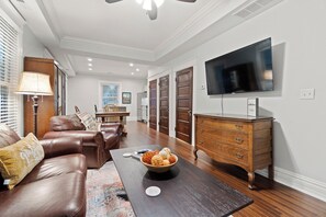 Smart TV, books - Historic Urban Retreat Fit for a KING! (Fort Wayne)