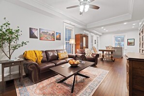 Smart TV, books - Historic Urban Retreat Fit for a KING! (Fort Wayne)