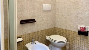 A bathroom with a bidet, toilet, and a towel rack. - Double room with single beds - Zudinì (Sternatia)