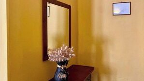 A wooden console table with a vase of dried pampas grass against a yellow wall. - Double room with single beds - Zudinì (Sternatia)