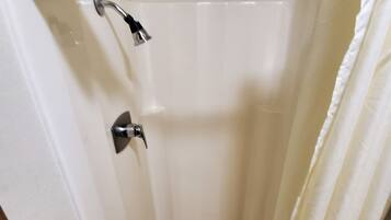 Douche, sĂšche-cheveux, serviettes fournies, savon