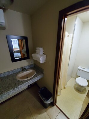 Dusch, hårtork, handdukar och tvål